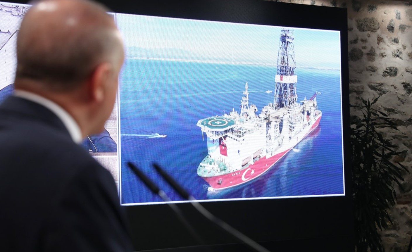 Recep Tayyip Erdoğan during the presentation of the discovery with the Fatih drillship image in the background; Source: Presidential website Turkey Wood Mackenzie