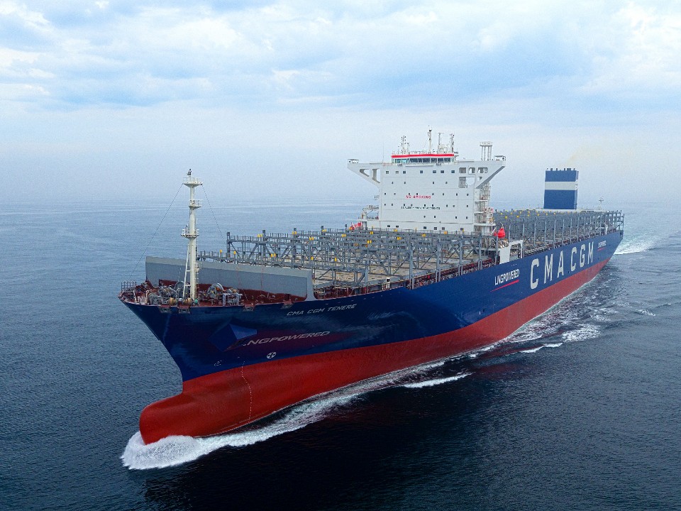 HHI build's world's first very large LNG-fueled boxship