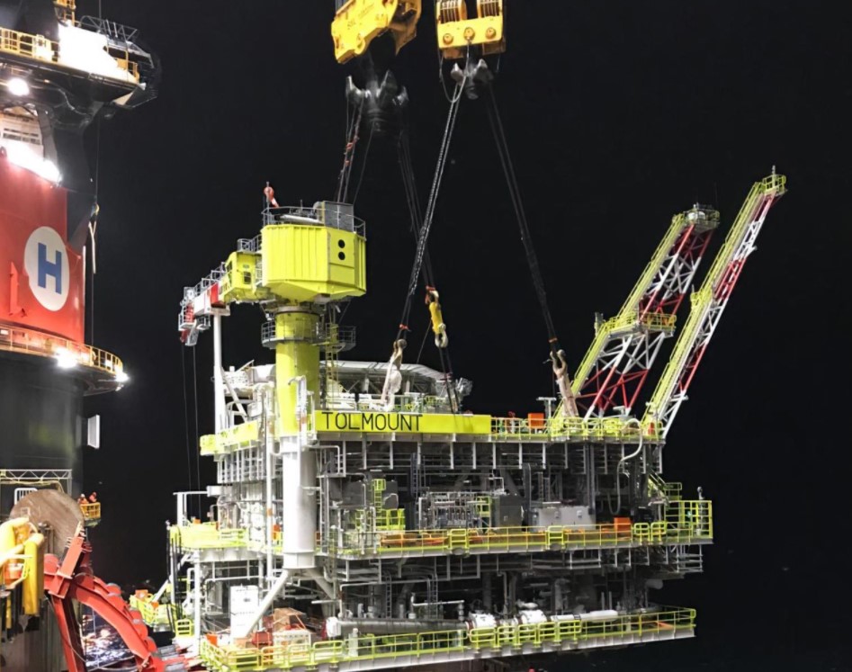 Lifting of the topside from the barge: Source: Rosetti Marino