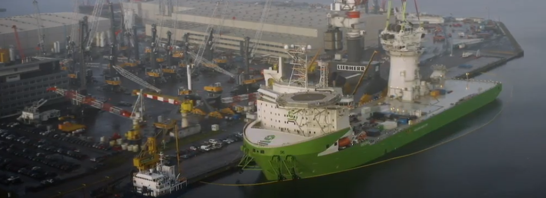 The TCC port crane assembling Orion's crane