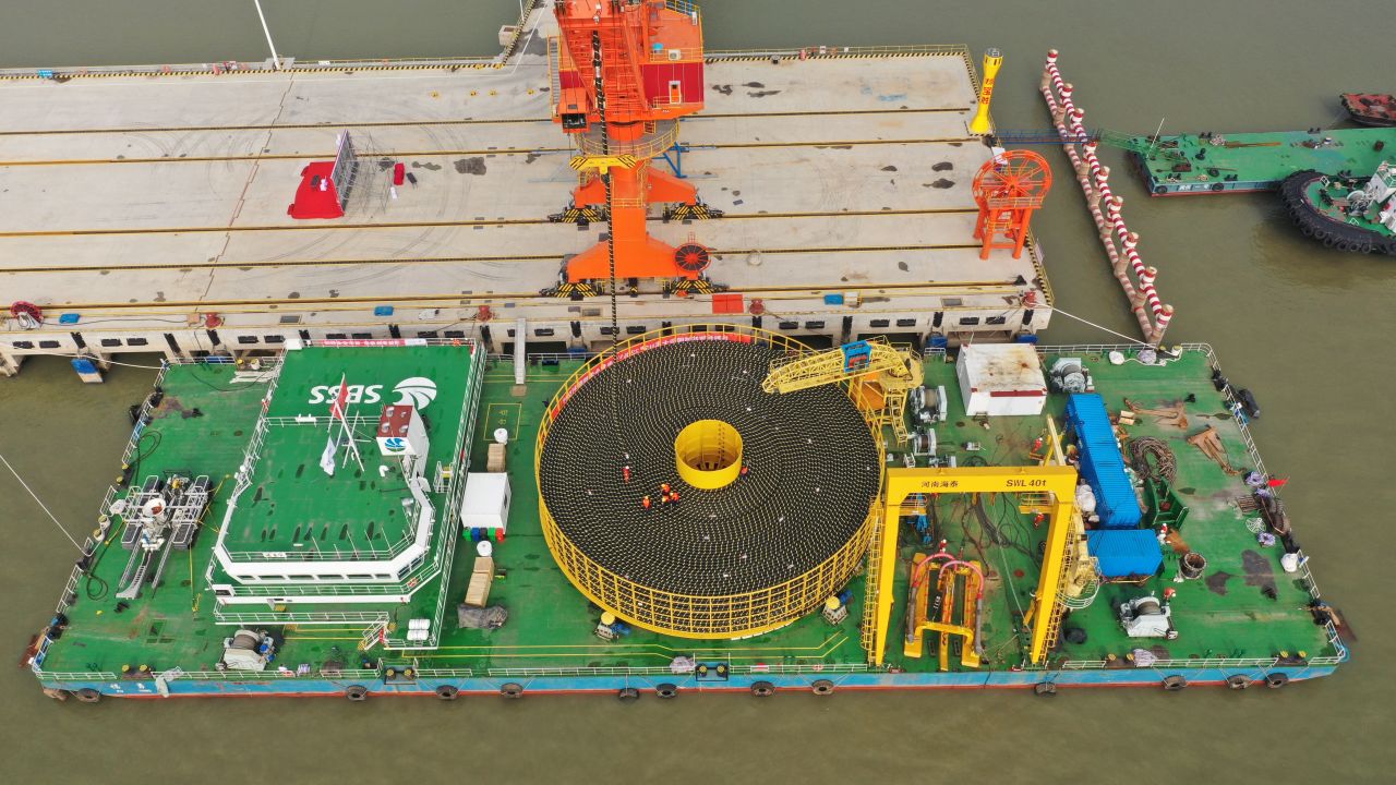 cable installation and maintenance barge Fu Yong 6