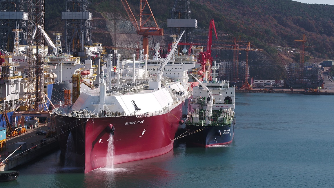 Jeju LNG 2 delivering test volumes to Global Star LNG tanker (Courtesy of Kogas)