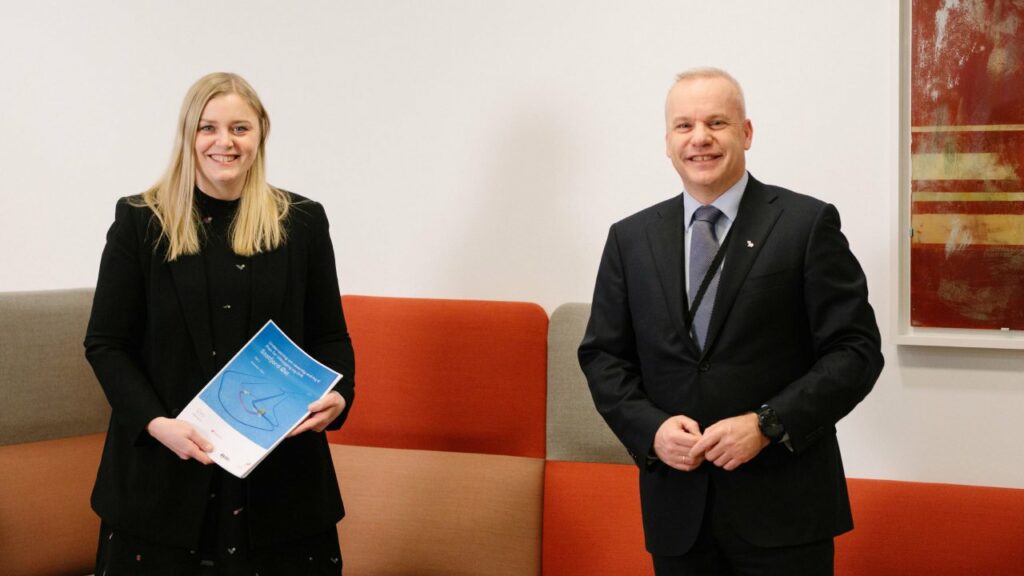 Anders Opedal, president and CEO of Equinor, submitted the Written notification of material changes to the Plan for Development and Operation Statfjord Øst to Tina Bru, Minister of Petroleum and Energy. (Photo: Equinor/Ole Jørgen Bratland)