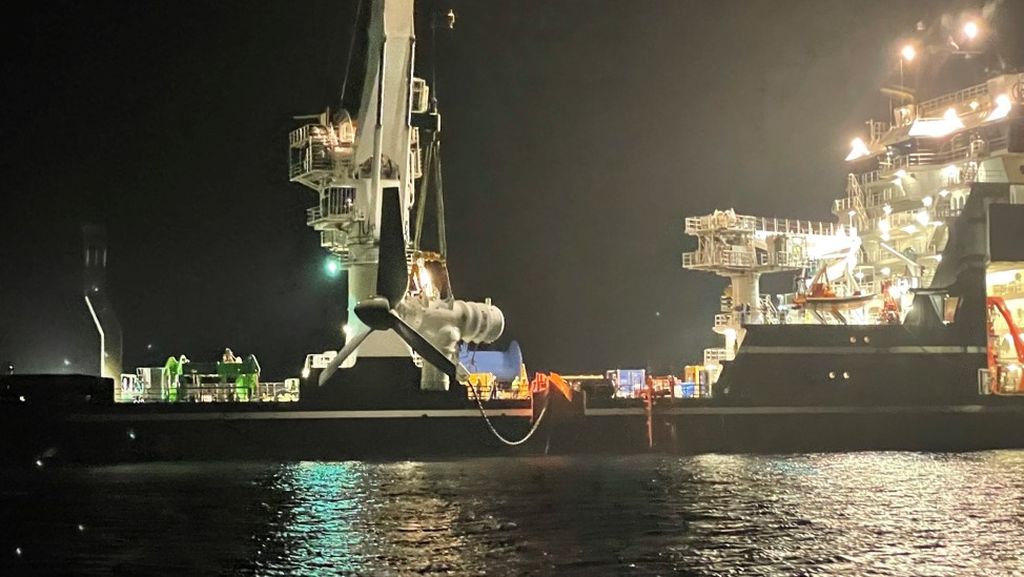 Photo of AR500 during installation in the Naru Strait, located between the islands of Naru and Hisaka in the Goto Island chain (Courtesy of Kyuden Mirai Energy)