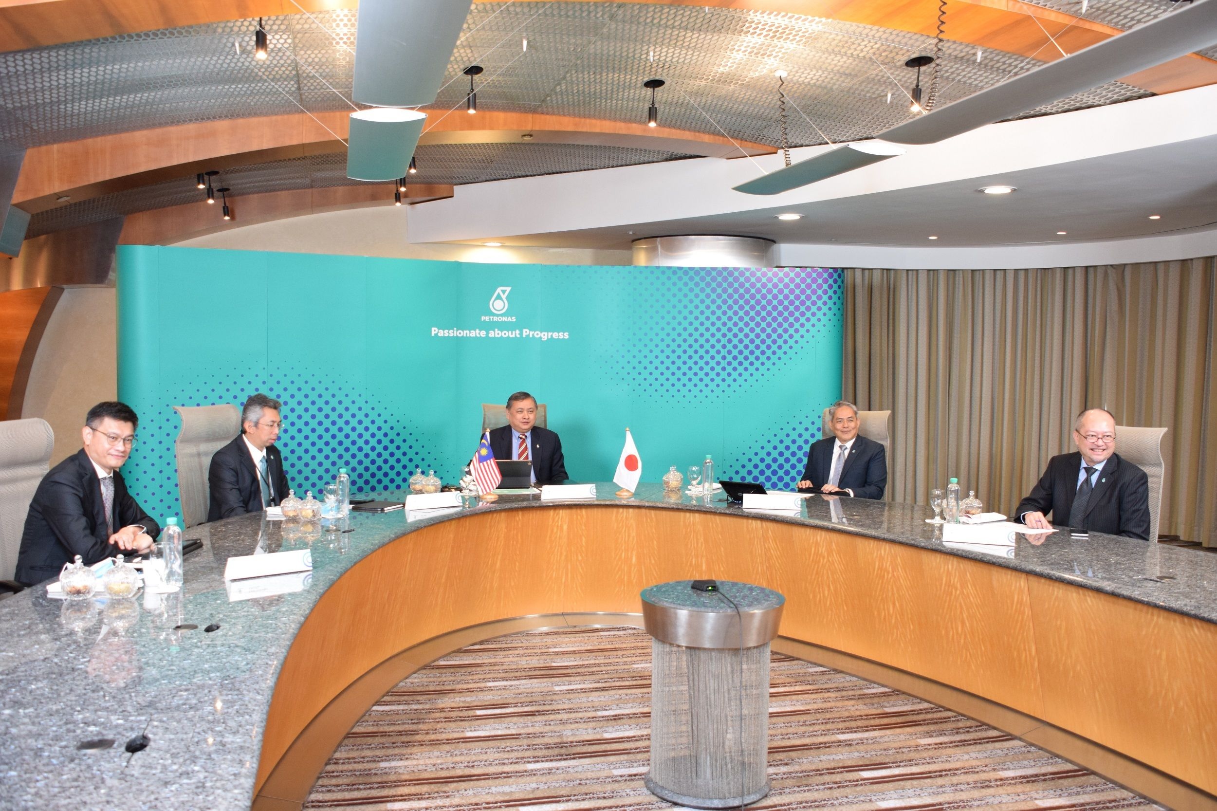 Petronas and Jera to produce LNG and hydrogen for power