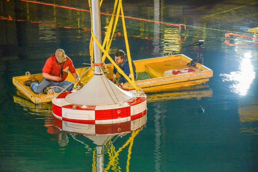 Illustration/Sandia Lab engineers testing wave energy converter (Photo: Sandia National Laboratories)