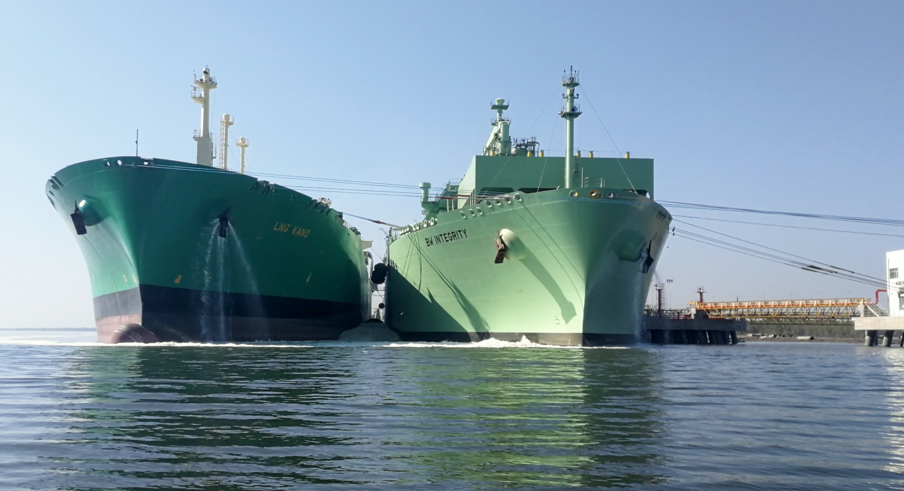 Pakistan LNG floats eight-cargo tender