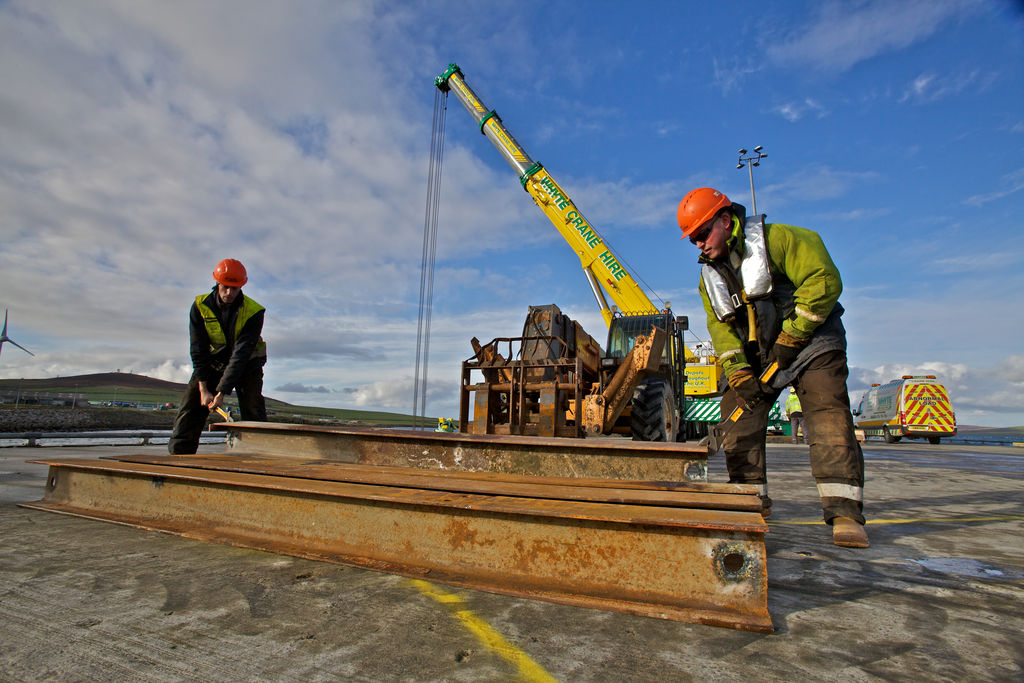 Photo showing workers during cutting and retrieval operations (Courtesy of Colin Keldie)