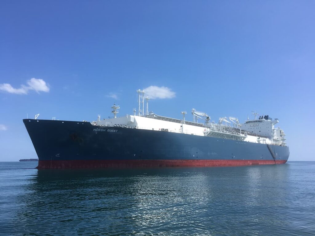 FSRU Höegh Giant heads off to Jaigarh port, India