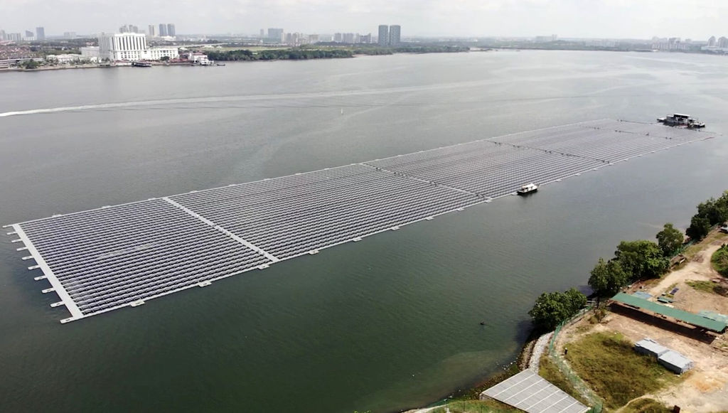 Photo of Sunseap’s 5MWp offshore floating solar farm in Singapore (Courtesy of Sunseap Group)