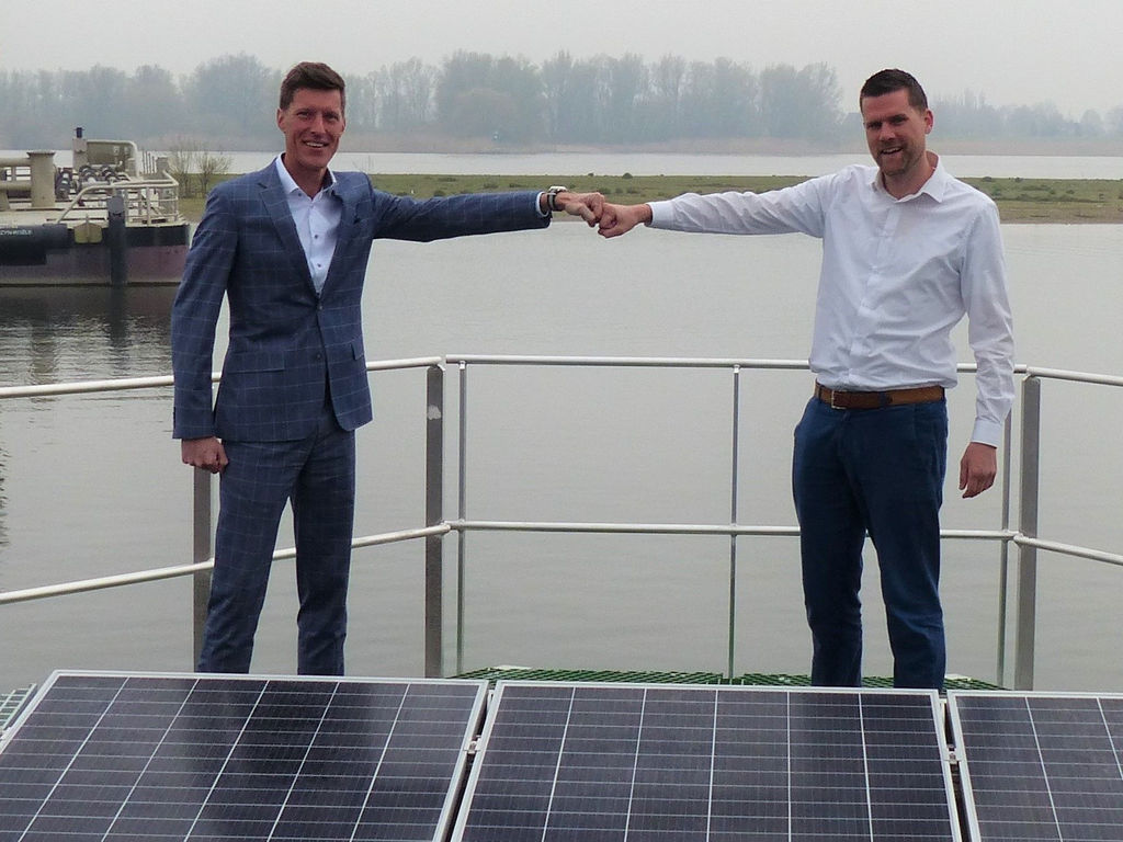 Photo of L to R: Jeroen van Woerkum, Damen Shipyards Hardinxveld; Don Hoogendoorn, SolarDuck (Courtesy of SolarDuck)