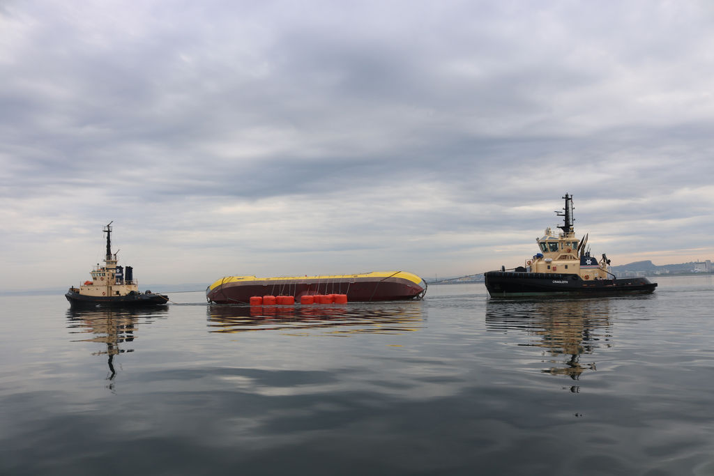 Photo of ATIR tidal energy platform's maintenance operation (Courtesy of Magallanes Renovables)