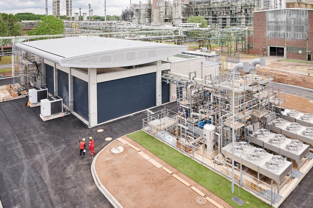 Royal Dutch Shell has started operations at its ten megawatts hydrogen electrolysis plant at the Wesseling site of its Rheinland rafinery in Germany.