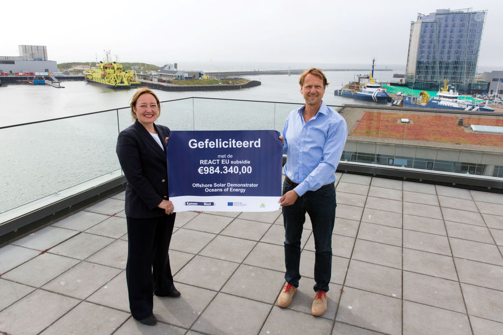 Photo showing Allard van Hoeken receiving the subsidy on behalf of Oceans of Energy from Saskia Bruines (Courtesy of Oceans of Energy)