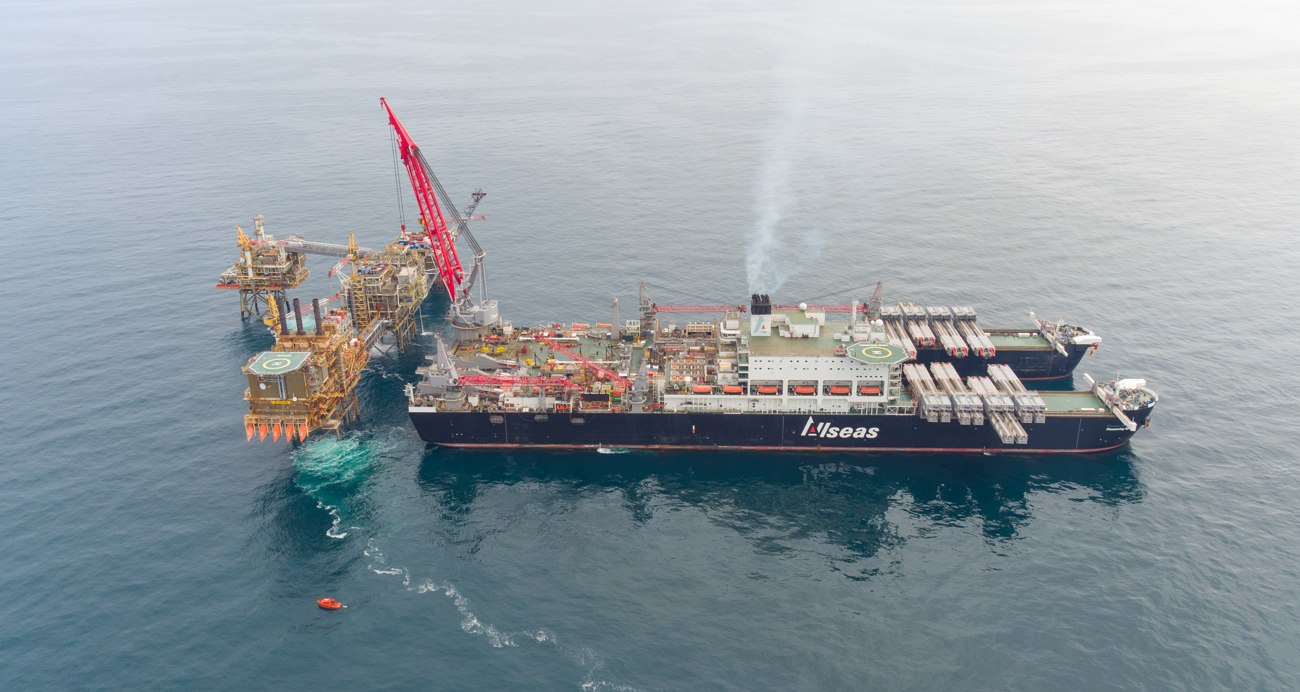 Pioneering Spirit completing the heavy lift of the BPII topsides module onto the Buzzard ‘P’ platform