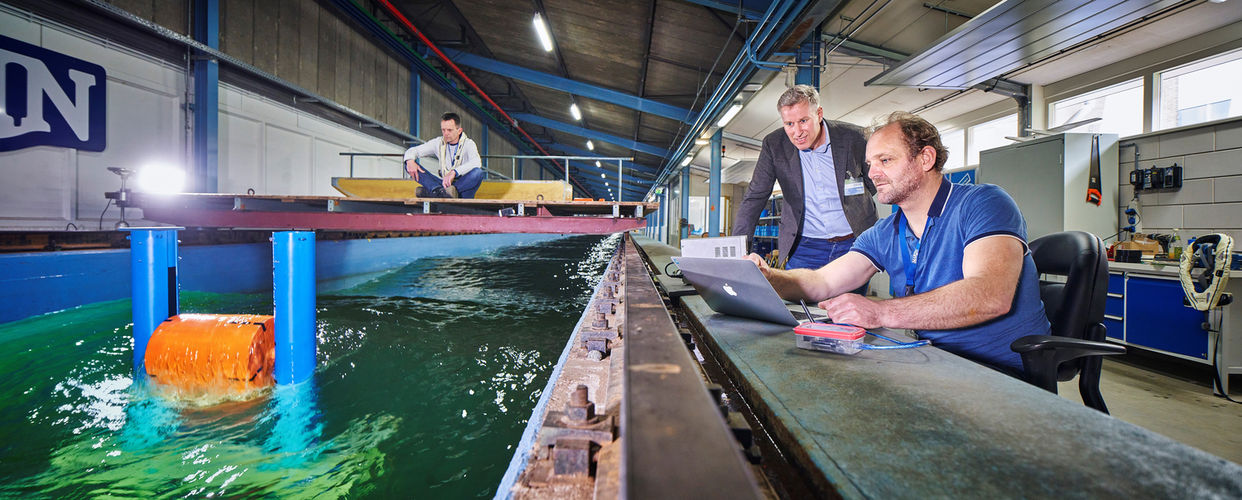 Photo showing Dutch Wave Power’s concept undert tests at MARIN (Copyright Remco Bohle/Photo provided by MET-Support as part of INTERREG 2SEAS ENCORE)