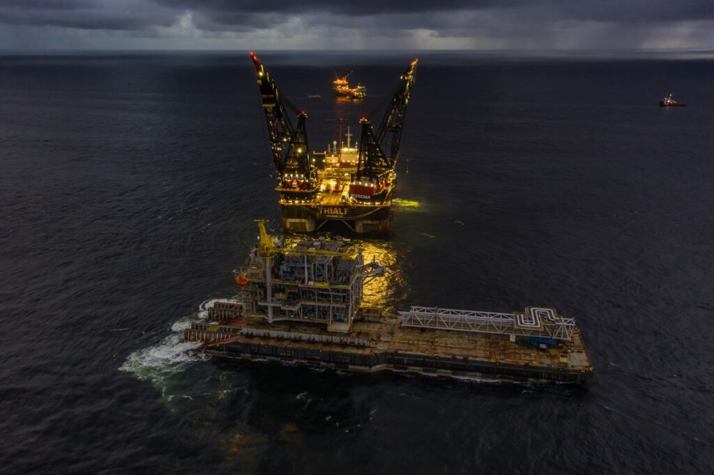 Installation of Cassia C - Heerema Marine Contractors - Thialf