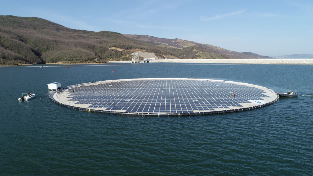 Photo showing the The 0.5MWp floating solar unit at the Banja reservoir in Albania (Courtesy of Statkraft)