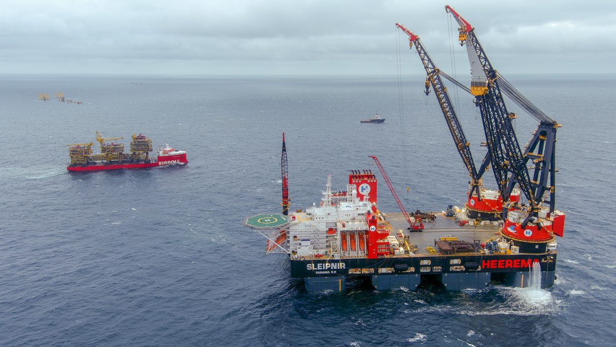 Arrival of Tyra topsides