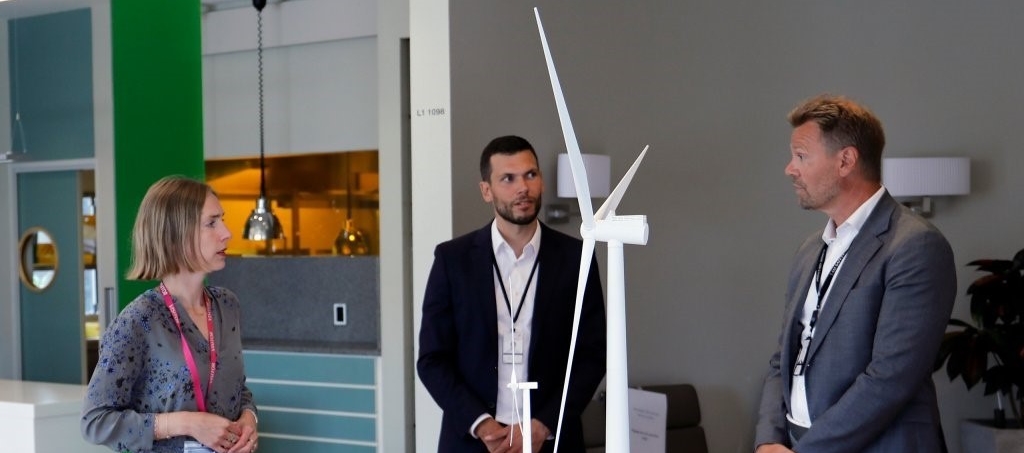 A photo of the Minister of Trade and Industry Iselin Nybø met Florian Schuchert (vice president Offshore wind technology) and Jens Økland (senior vice president for Business development in Renewables) when she visited Equinor in Stavanger.