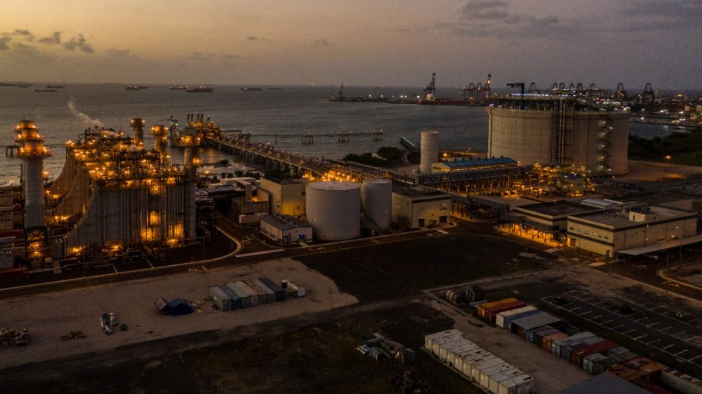 AES to buy 49.9% stake in AES Colón LNG plant
