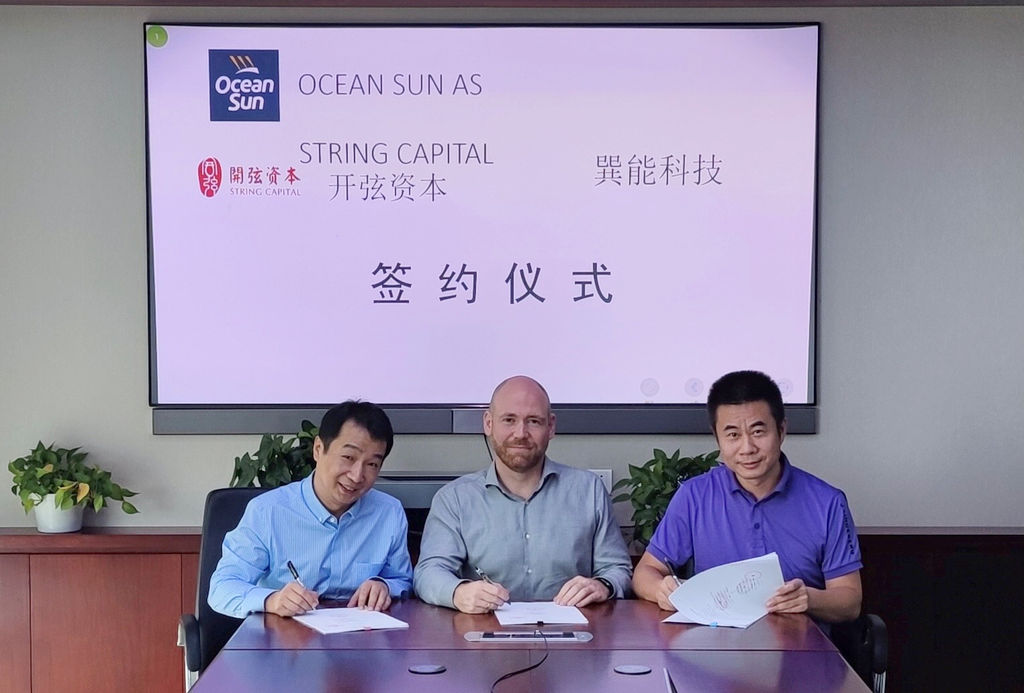 Photo showing the technology license agreement signing (Courtesy of Ocean Sun)