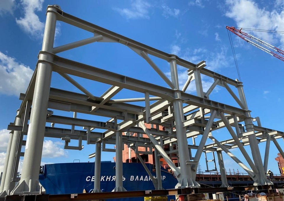 Volga Shipping delivers oversize equipment for LNG terminal construction