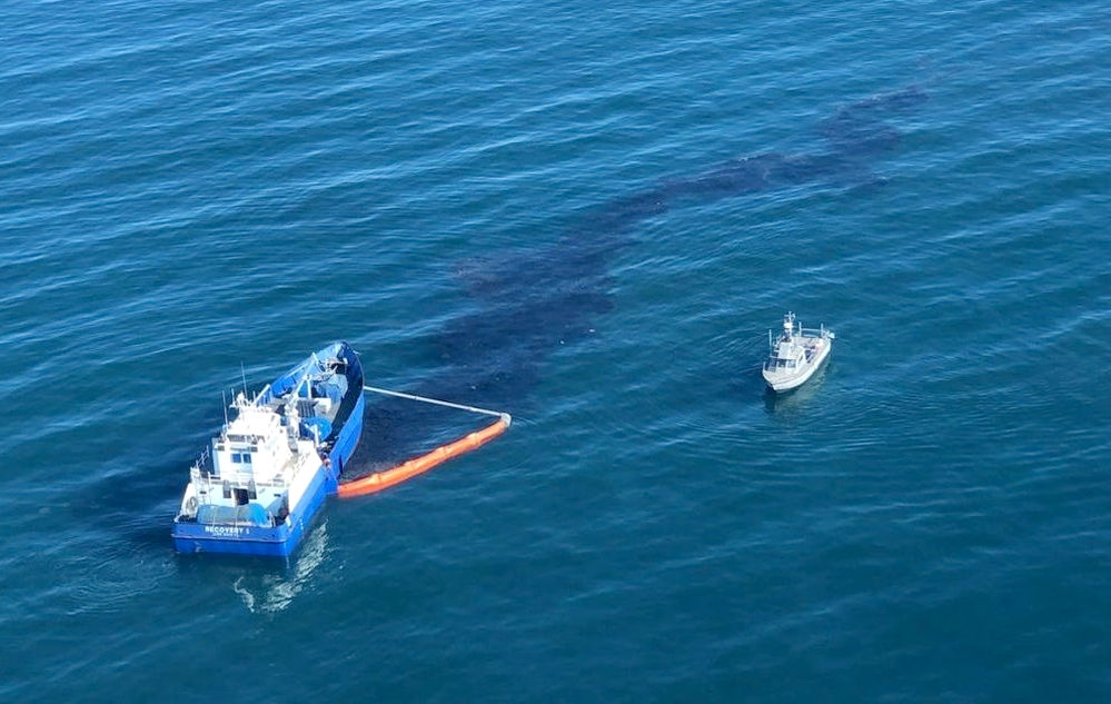 Photo showing oil spill offshore Southern California (Courtesy of Petty Officer 1st Class Richard Brahm)