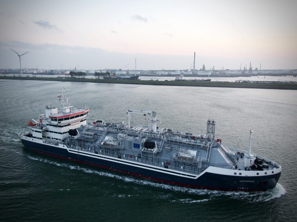 LNG bunkering vessel