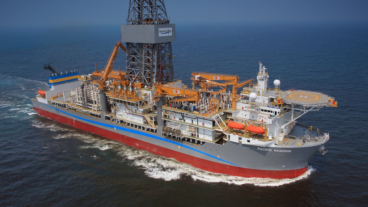 offshore rig moves up