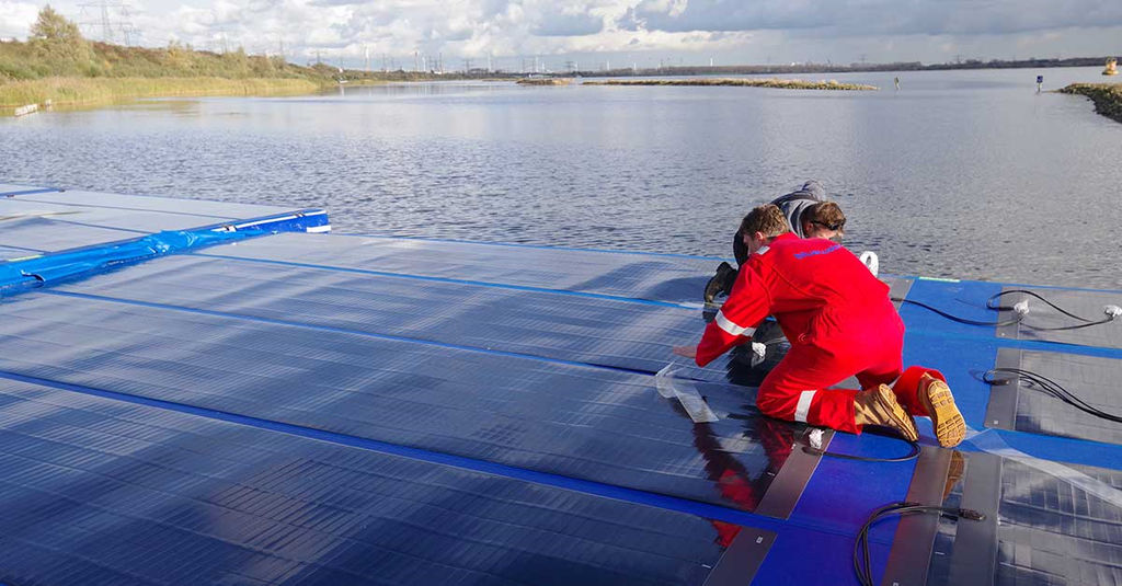 Installation of flexible solar energy system on Oostvoornse Meer (Courtesy of TNO)