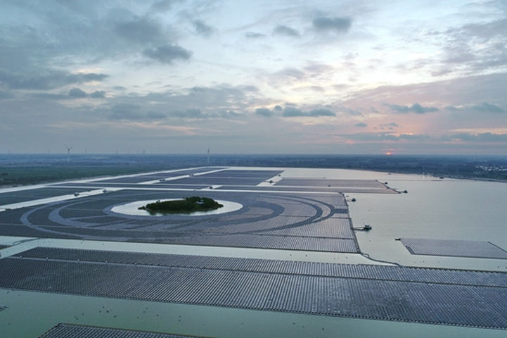 Photo showing Huaneng Power International's 320MW floating solar plant (Courtesy of Huaneng Power International)