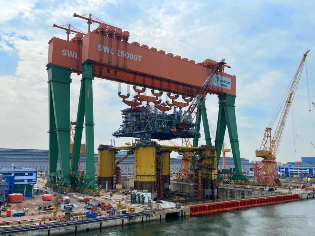 Tandem lift of the Vito Host mega-topside structure onto the FPU hull - Sembcorp Marine
