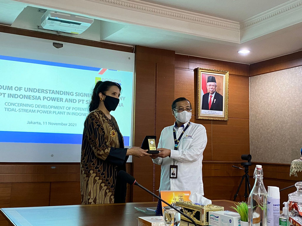 The MoU signing between SBS and Indonesia Power (Courtesy of SBS)