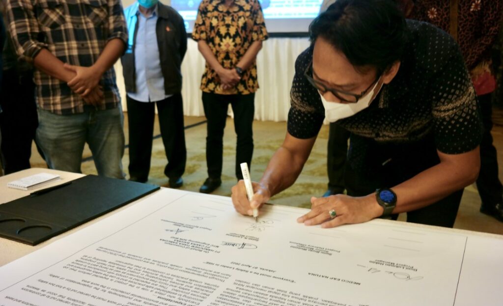 Contract signing; Source: MTC