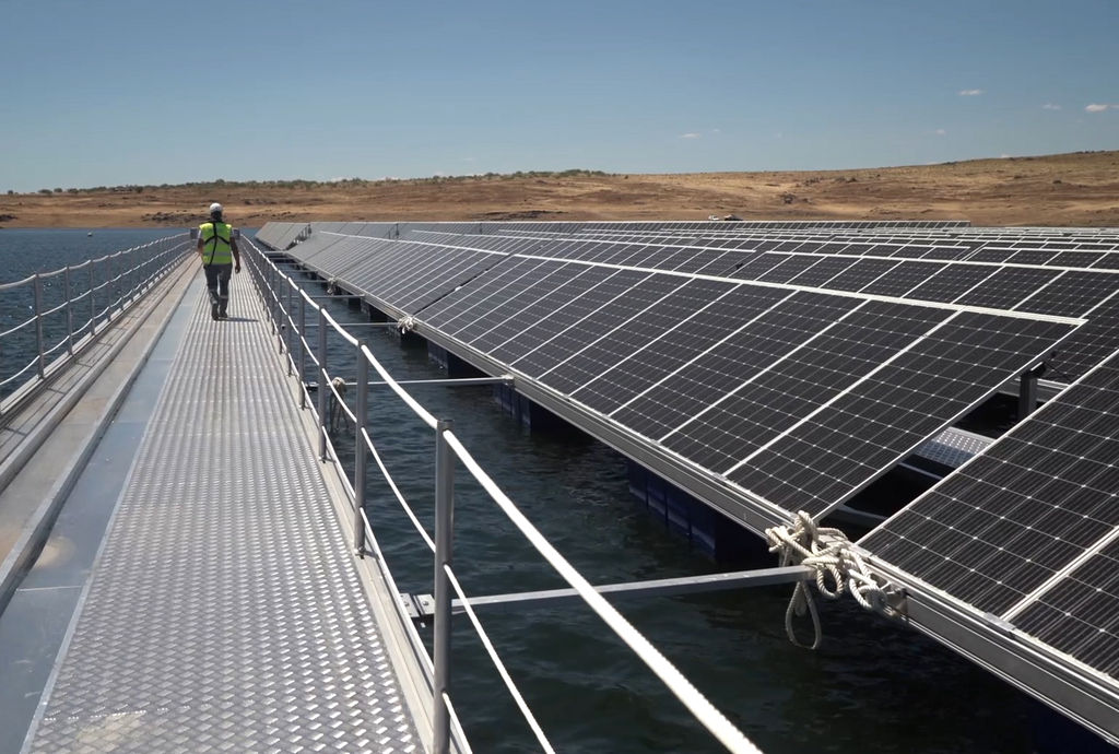 Illustration/Sierra Brava, the first grid-connected floating solar plant in Spain built by Acciona (Courtesy of Acciona)