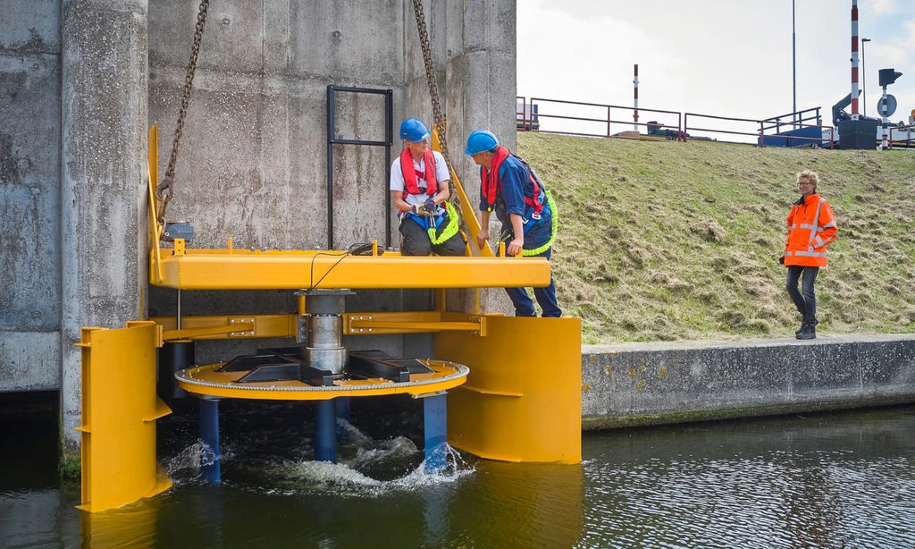 The W2E’s vertical axis tidal turbine in the water (Courtesy of ENCORE Project)