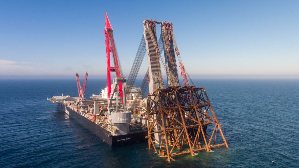 Pioneering Spirit removes the Ninian Northern jacket with its new Jacket lift system - Allseas