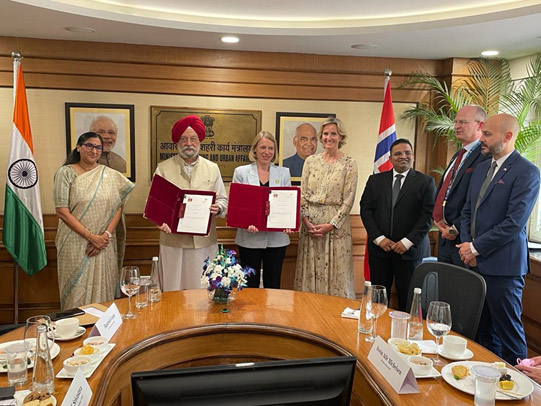 The ONGC Equinor MoU: (From left) ONGC CMD Dr Alka Mittal, Union Minister of Petroleum and Natural Gas Hardeep Singh Puri,
Norwegian Foreign Minister Anniken Huitfeldt, Executive Vice President of Equinor Irene Rummelhoff and Norwegian delegation
