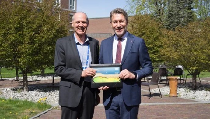 Steinar Våge (ConocoPhillips) and Councillor of State Terje Aasland; Source: Norwegian Ministry of Petroleum and Energy