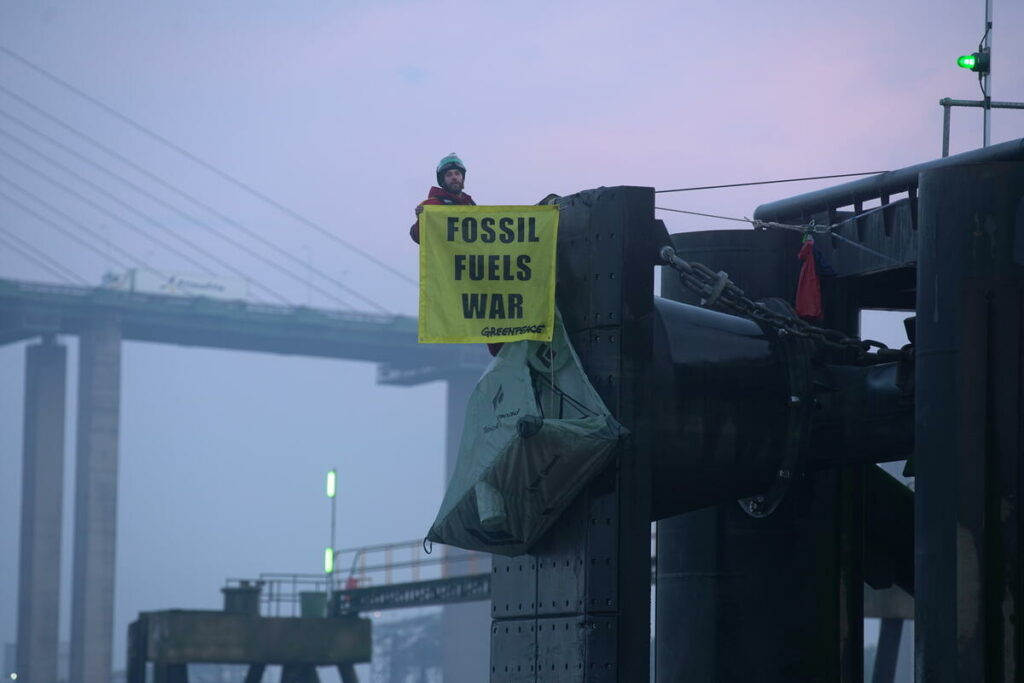 Greenpeace climbers block tanker carrying 33,000 tonnes of Russian diesel to UK © Fionn Guilfoyle Greenpeace
