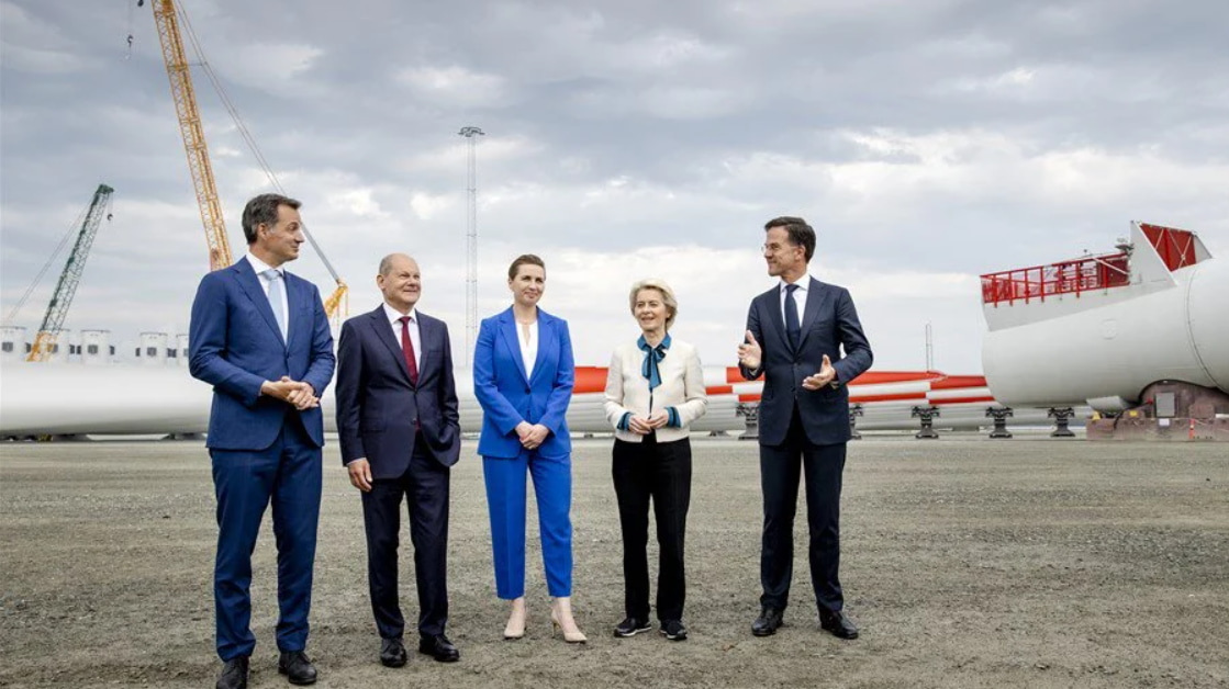 A photo of the Ministers of Energy of Belgium, Denmark, Germany and the Netherlands and the President of the European Commission at the Port of Esbjerg