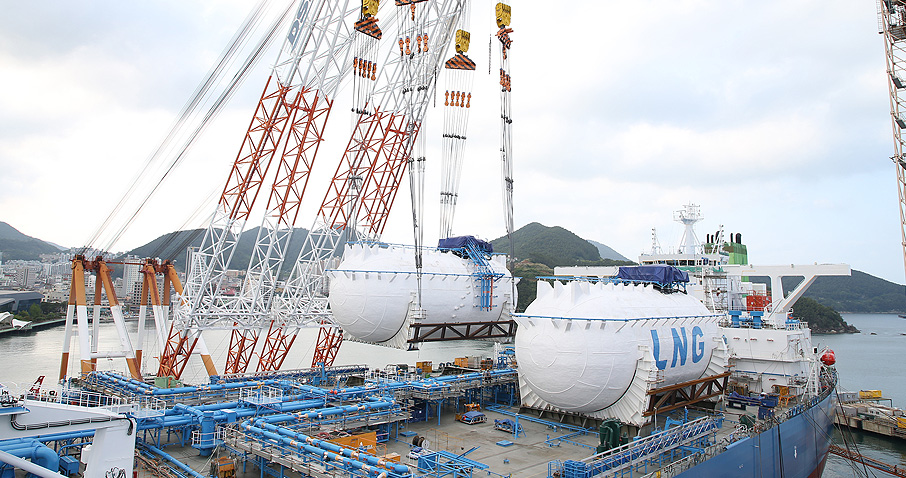 RWE delivers LNG cargo on a carbon-neutral basis to Korean steel company  POSCO