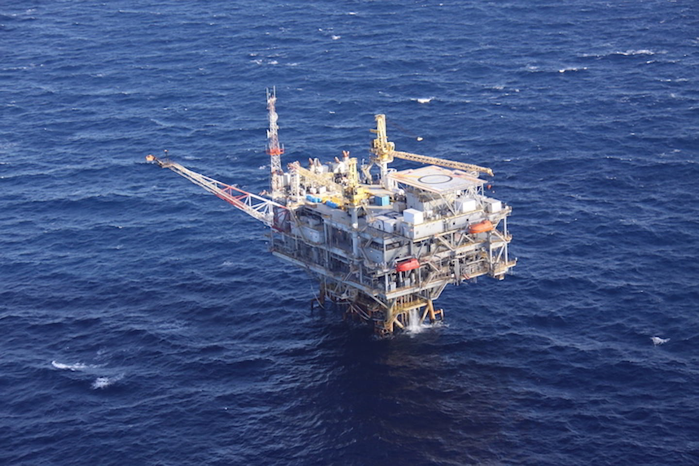 U.S. operator flows first oil from deepwater project in Gulf of Mexico