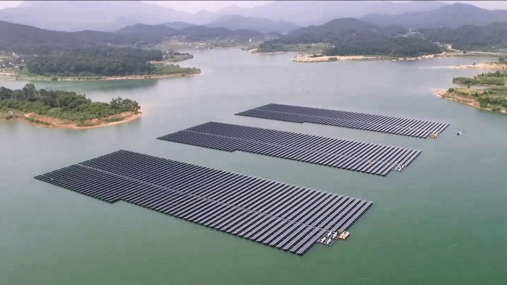 Floating solar farm (Courtesy of Skyfri)