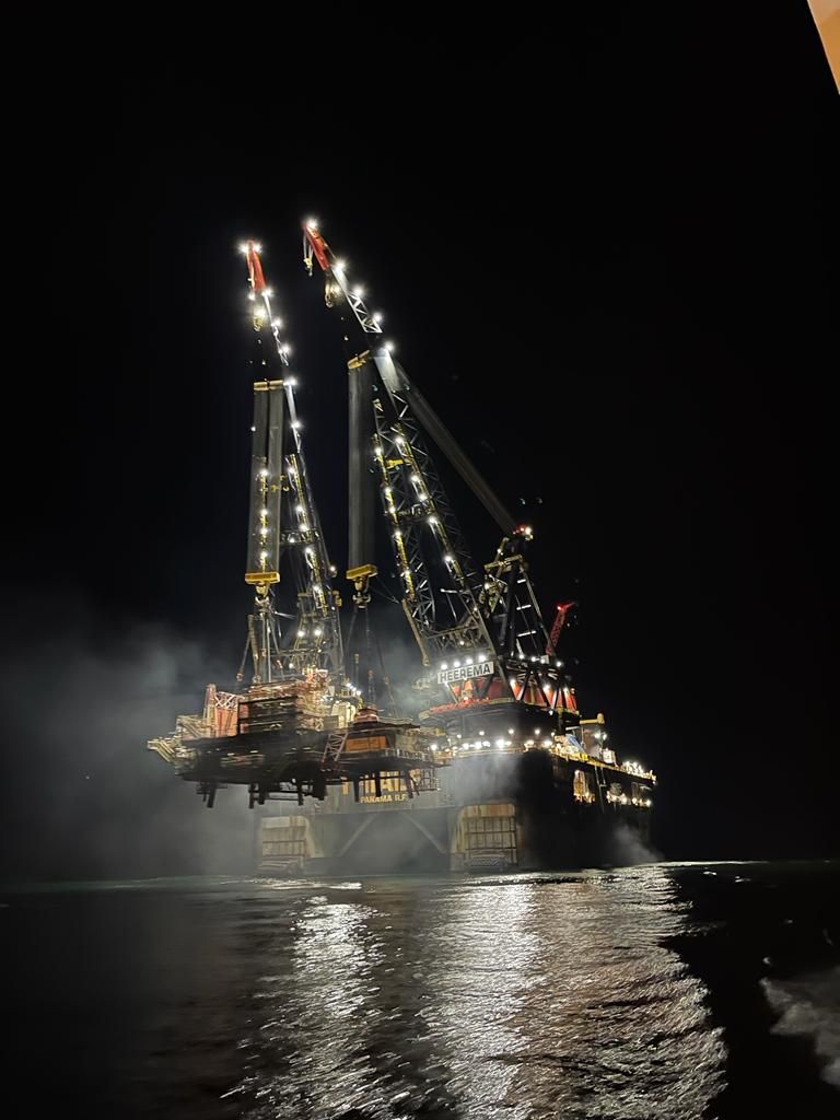 Heerema's Thialf vessel removes PSE Kinsale Energy’s Kinsale Alpha platform topside; Source: Heerema Marine Contractors