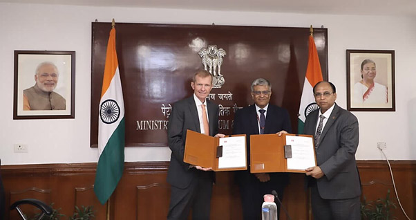 Heads of Agreement being exchanged between Mr. Rajesh Kumar Srivastava, Director (Exploration), ONGC (right) and Dr. Monte K Dobson , CEO & Lead Country Manager, ExxonMobil India (left), in the presence of Shri Pankaj Jain, Secretary, Ministry of Petroleum & Natural Gas (center)