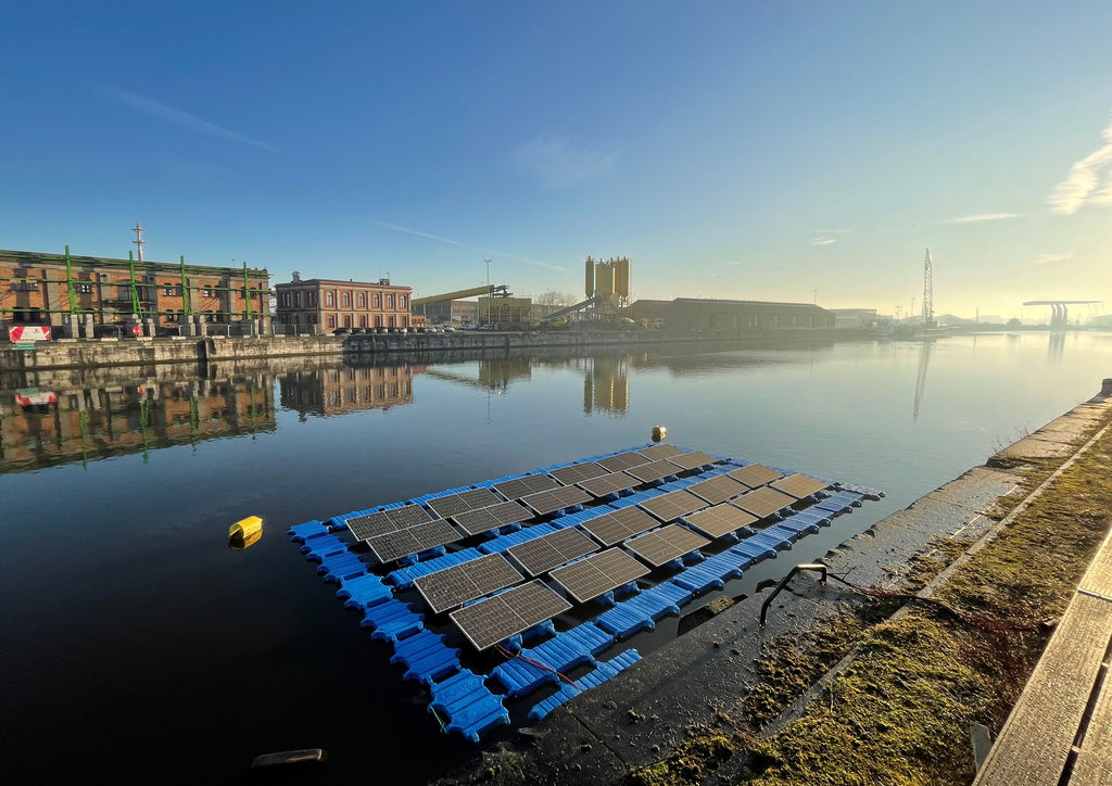 HelioRec’s floating solar pilot in the Port of Oostende (Courtesy of HelioRec)