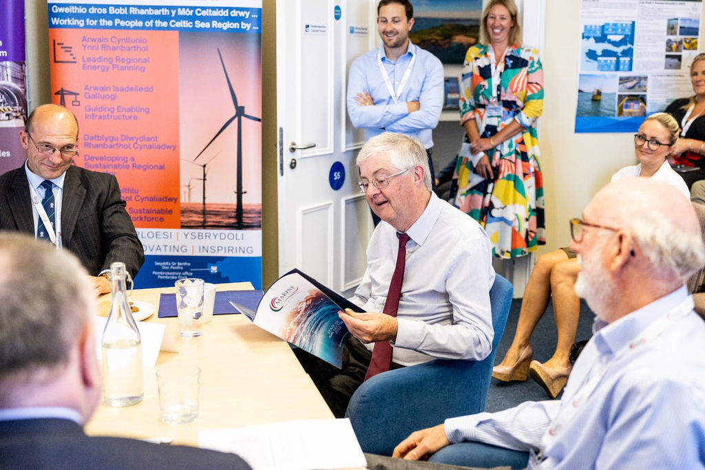 Welsh First Minister Mark Drakeford presented with the ‘State of the Sector’ report (Courtesy of Marine Energy Wales)