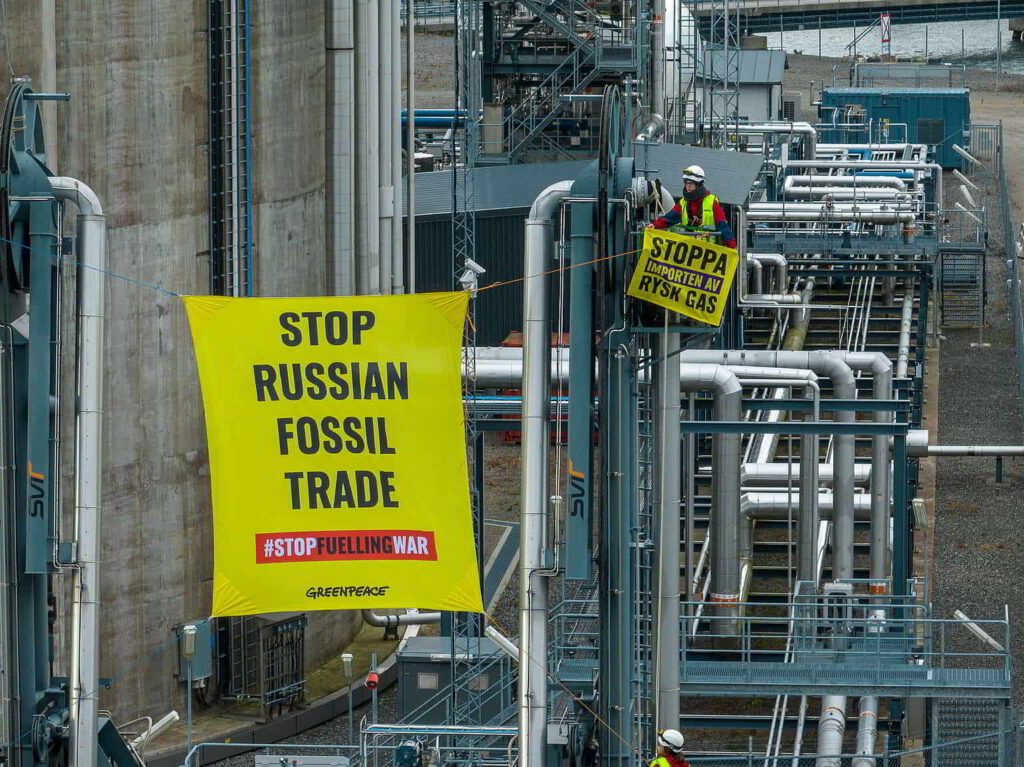Activists in cranes of LNG terminal in Nynäshamn, Sweden; Source: Greenpeace